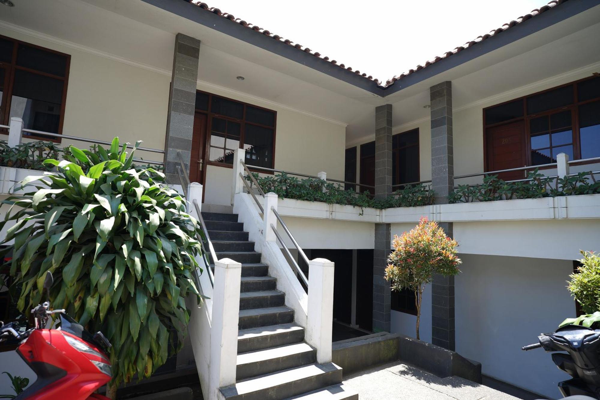 Hotel Puri Pangalengan Pengalongan Εξωτερικό φωτογραφία